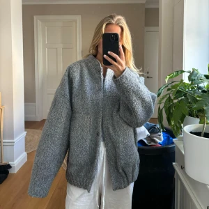 Jacka Zara  - En jättefin lite lurvig bomberaktig jacka från Zara. Saknar en knapp, vilket man inte ser men går fortfarande att stänga med hjälp av knappen högst upp och längst ner. Perfekt nu till hösten! 