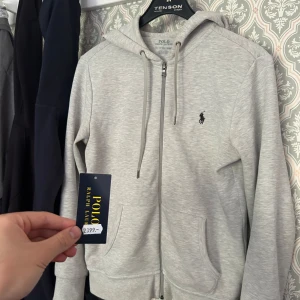 Ralph lauren hoodie - Sjukt fet och eftertraktad hoodie från ralph lauren. Knappt andvänd och tagsen från butik finns kvar🙌🏻