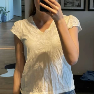 Tshirt med söta detaljer - Säljer nu denna basic T-shirten men som har jätte söta detaljer på axlarna 