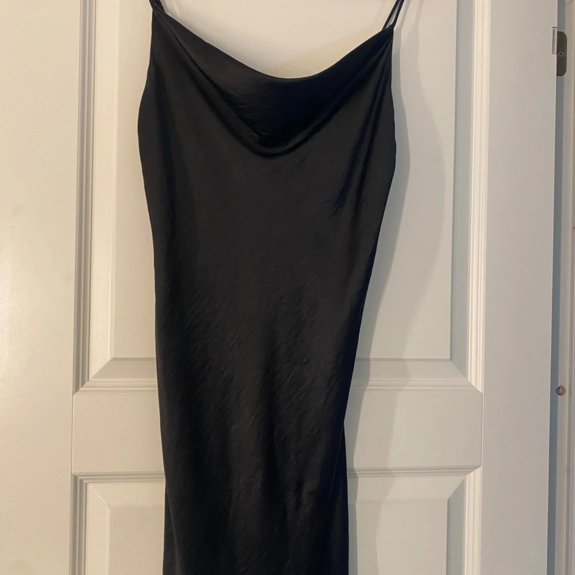 Kort satin klänning