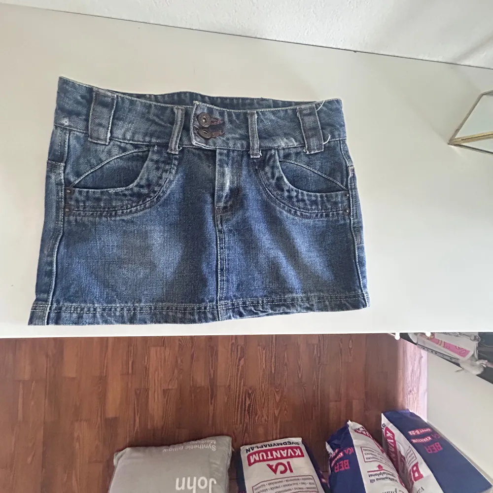 Super snygg Jeans kjol men tyvärr för liten för mig, ganska liten i storleken skulle säga Xxs-xs/ w23-25  Pris kan diskuteras. Kjolar.