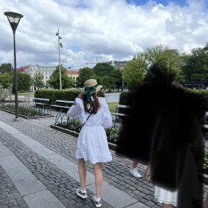 Vit klänning  - Vit klänning köpt på Vinted. Använd en gång. Står 14 i så antar att det är 14 år. 