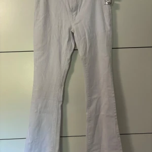 Jeans - Vita jeans aldrig använda.  Mindre i storlek 