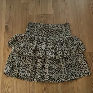 Volangkjol i leopardmönster - En fin kjol med leopardmönsteri bra skick