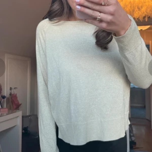 Guldig zara topp💓 - En superfin guldigtröja från zara💓💓säljer den då den inte kommer till användning💓andvänd 1 gång!
