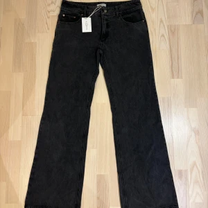 Alobha jeans - Oanvända slutsålda grå jeans från Alobha. Tall modell