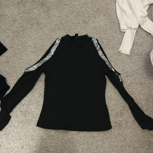 Svart glitter tröja  - Säljer denna fina fest tröja eftersom den inte kommer till användning. Den är verkligen superfin. Kom privat för mer bilder och info 💕 