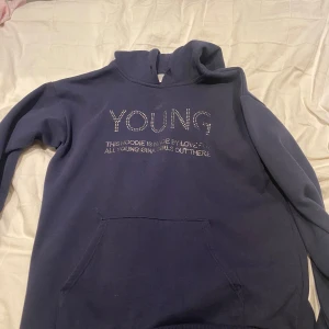 Gina tröja - En svart/mörkblå hoodie från gina. Dock har någla paljetter åkt av och den har även en fläck som inte syns så mycket.