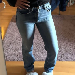 Blå Jeans från Zara! - Säljer dessa populära slutsålda jeans ifrån Zara. Storlek 34. Så fina men kommer inte till användning. Hör av er vid intresse!