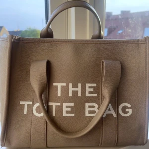 The Tote Bag - Så fin väska från amazon men tyvärr lite sliten. Dock inget som syns när man använder den
