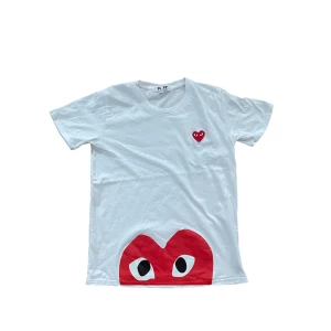 Cdg tisha - perfekt skick | passar dig som är runt 175-185 skulle jag säga | pris kan diskuteras vid snabb affär 😊🙌