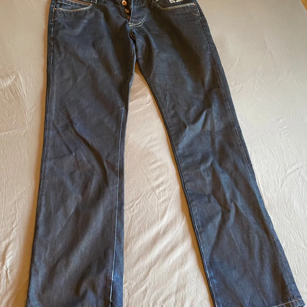 Snygga jeans med fina detaljer på bakfickorna.  Midja = 76 cm och innerbenslängd = 83 cm. Storlek S. Skriv vid frågor. 🌷. Jeans & Byxor.