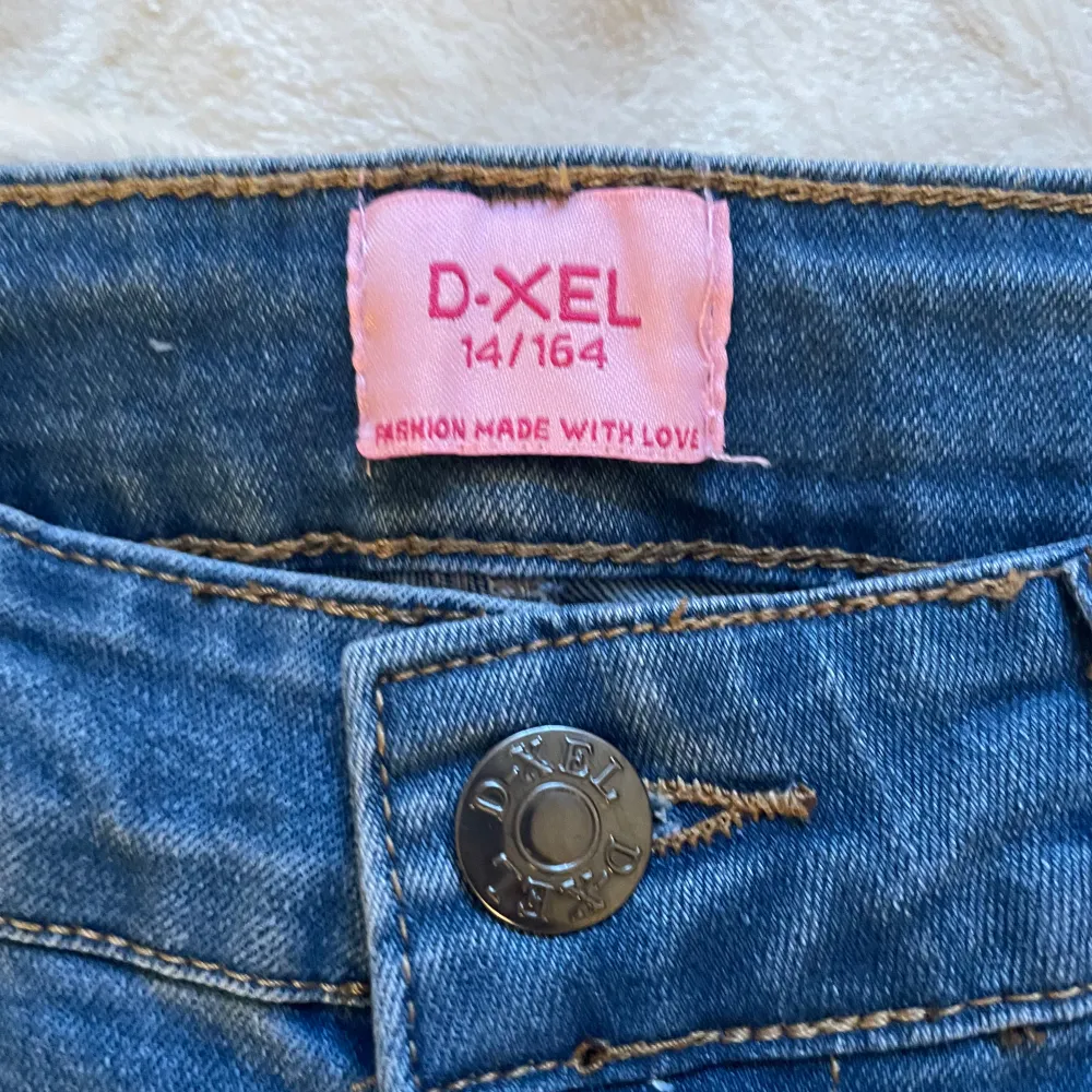 Säljer dessa snygga blå, lågmidjade, bootcut jeans ifrån D-Xel köpa på KidsBrandstore. Aldrig använda och nyligen inköpta, säljer då jag inte använt de. Köpta för 550 kr. Slutsålda i många storlekar. Stl 27 (motsvarar ungefär XS/stl 164)💖💖💖. Jeans & Byxor.