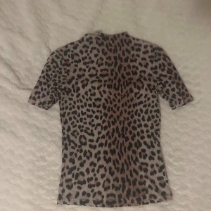 Leopard tröja - Jätte fin leopradtröja från Gina Tricot men jätte fin krage och jätte bra passform💕