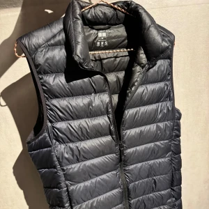 Uniqlo väsy - Säljer denna stilrena uniqlo västen i super skick, storlek xs använt fåtal gånger. Skriv vid frågor och funderingar! Möts i Stockholm eller fraktar spårbart via postnord📦