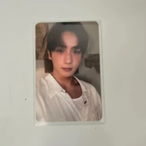 kpop hyunjae photocard - hyunjae theboyz official photocard. dm för att köpa !! 40 kr + frakt (18kr)