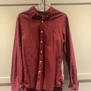 Ralph lauren skjorta  - En vinröd Ralph lauren skjorta i size L i bra skick 