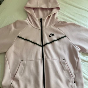 Rosa Nike tech fleece - Säljer då den inte längre kommer till anndvändning