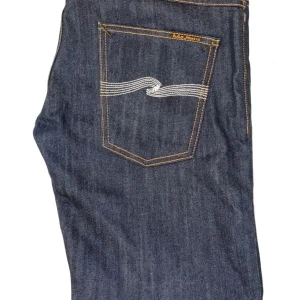 Mörkblå jeans från Nudie Jeans - Säljer ett par feta mörkblå jeans från Nudie Jeans. Jeansen är nya och har aldrig använts pga att storleken inte passar. Hör av er vid minsta fundering 🤝💯