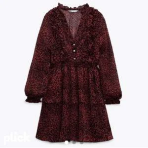 Klänning från Zara - Fin klänning från Zara i storlek S. Använd ett fåtal gånger och är i mycket bra skick.