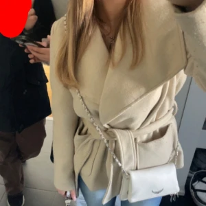 Kappa - Beige kappa från veramoda🤍 köpte förra året men använder inte längre, lite nopprig på armarna se andra bild!