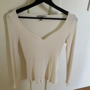 Beige tröja - Säljer denna långärmade tröjan då den har blivit för liten. Den är lite tajt i ärmarna. Använd 2-3 gånger.  Bara skicka om du har mer frågor💞