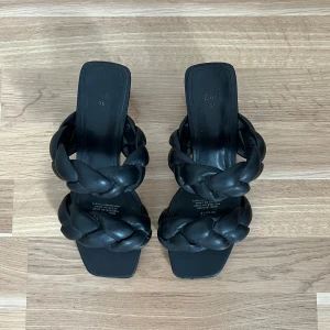 Sandaletter - Superfina sandaletter i storlek 36 använda fåtal gånger. 