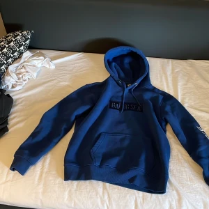 Baltic sea hoodie - Tjena jag säljer en blå hoodie med snörning som det står baltic sea (broderad tryck). Storlek 158/164 den är väldigt lita använd och har inga hål eller så. Passar folk som är 160-165.