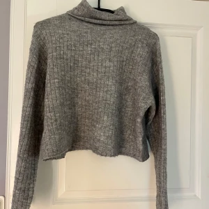 Grå tröja med krage - Skulle säga att storleken är S💗 Inga hål eller trasig på andra sätt🫶 Priset är inte skriver i sten 