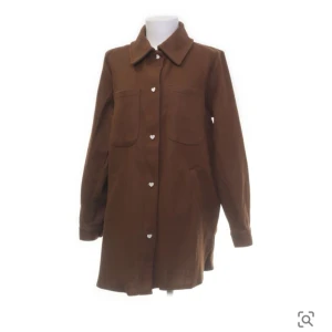 Jacka - Jacka (sommar typ?, inte för kallt väder iallafall) säljes då den inte riktigt är min stil längre. Köptes på Sellpy för ett år sedan och knappt använd alls, kanske 5 gånger. 