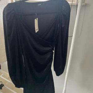 Helt oanvänd klänning - Jättefin klänning från Bikbok med puffärmar💗