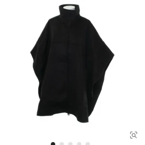 Poncho/Jacka - Poncho/jacka säljes. Köptes på Sellpy i januari, använd två gånger. 