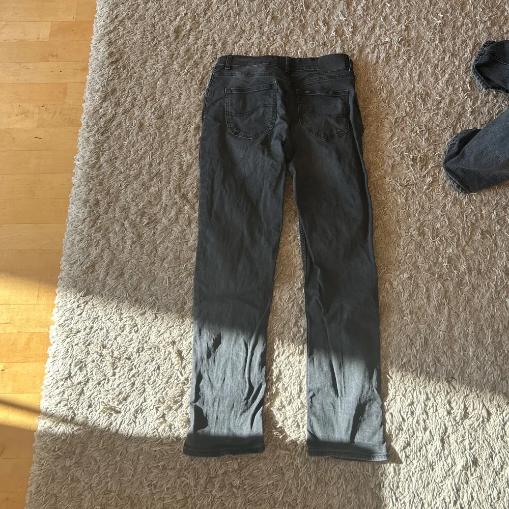 Lee jeans i storlek 14-15 år. Kan passa vuxna beroende på längd osv. Använda fåtal gånger, skick 9/10! Slim Fit.. Jeans & Byxor.