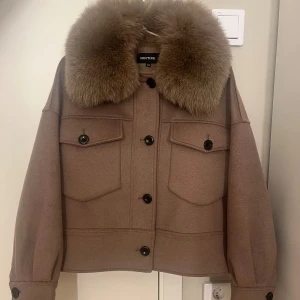 Meotine Charlie jacket - Säljer nu min så snygga meotine jacka!!🤍strl S/M. I superbra skick, inga defekter. Perfekta jackan till hösten!!🤎köpt för 2800kr.
