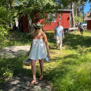 Vit ballongklänning  - Säljer denna vita så härliga klänning🌸ALDRIG ANVÄND med prislapp kvar. Beställde 2 storlekar till midsommar men glömde skicka tillbaka ena. 