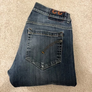Dondup George - Säljer nu mina sjukt feta och dondup geroge jeans. Byxorna har ett rätt stort hål vid knät. Jag vet inte om det ska vara så, Men det går lätt att laga. Storlek 33 fits 32. Jag på bilden är ungefär 182 och väger 68kg. Nypris ~ 3500. Mitt pris: 799kr.