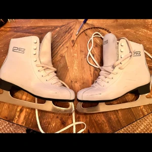 Skridskor - Vita dam stl 38 - 300kr Gråsvarta stl 26-29 - 200kr Ccm stl 27 - 350kr