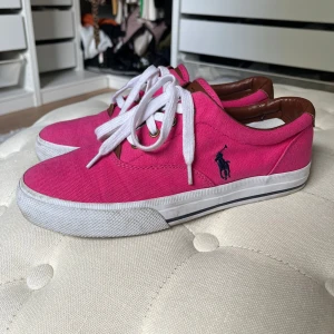 Rosa Ralph lauren skor - Skit snygga Rosa Ralph lauren skor köpta i New york💕 Står ingen strl men skulle säga att de passar 39! Kan sänka pris vid snabb affär🙌🏻