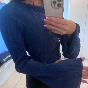 Mörkblå tröja  - Snygg mörkblå tröja med volangärmar från NA-KD i storlek XXS men passar även som S beroende på hur man vill att den ska sitta.