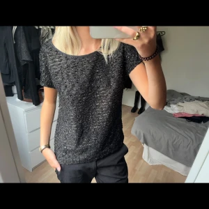 Glittrig topp - Säljer denna glittriga tshirten, den är i lite tjockare material o har skönt material på insidan så den är väldigt skön o ha på sig!💗 passar till finare tillfällen och fest