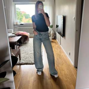 Jättefina medelhöga jeans från zara med en stentvättade färg. Storlek 36 och är lite bagy så kan nog passa 38 också. Obs frakt ingår ej i pris