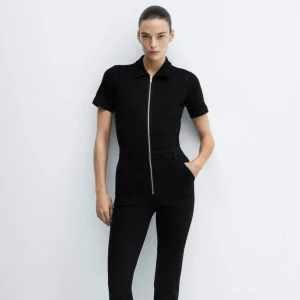 Jeansdress - Säljer denna jeansdress från mango då jag aldrig använder den! Använt den fåtal gånger men i jättebra skick🥰