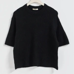 Stickad tröja - Säljer min stickade tröja från gina tricot då den aldrig kommer till användning💖   I jätte bra skick