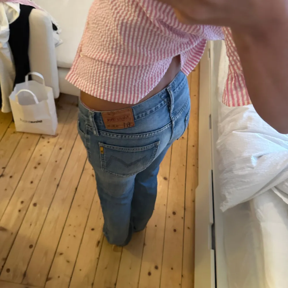 Lågmidajde jeans, så snygga!! Perfekta basplagget! Storlek W26 L34  84cm innerbenslängd, 37,5cm midja. Jeans & Byxor.