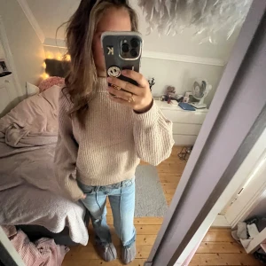 beige stickad tröja  - ljust beige stickad tröja med liten polokrage, så fin och så mysig!💘 nypris 200kr