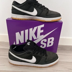 Nike SB Dunk low black gum - Säljer ett par Nike SB black gums som jag vann från SNKRS appen för 1500kr. De kommer i original förpackning och även ett Nike SB klistermärke. De är knappast använda och är i ett bra skick. Skriv till mig om ni är intresserade.