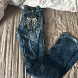 Jeans - Miss me jeans i storlek 27. Fina jeans men använder dem nästan aldrig längre. Jeansen är i fint skick har inte märkvärdiga skador på sig.