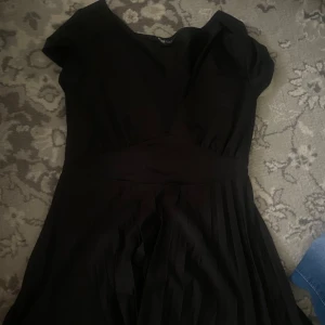 Söt svart tröja - Jätte gullig tröja som tyvärr är för liten för mig. Den är i storlek xs men man ser inte tydligt på bilden hur den ser ut 