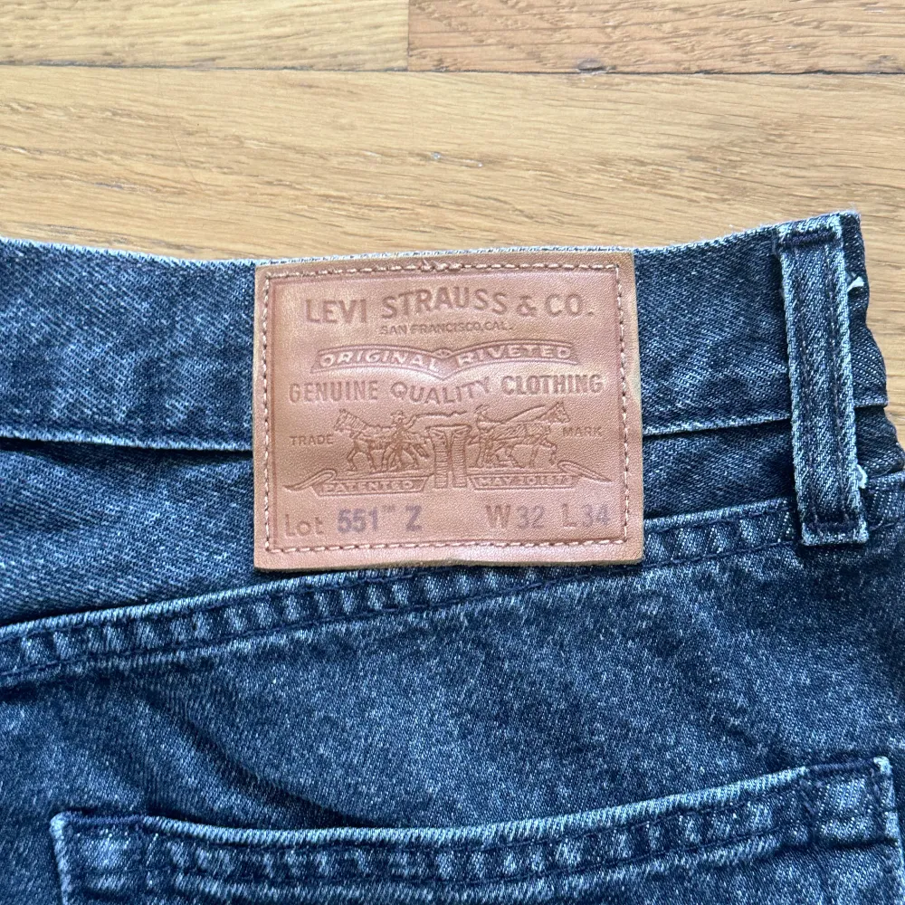 Svarta faded Levi’s jeans, rak passform, storlek W32 L34, minimalt slitna längst ned vid hälen (pris kan diskuteras). Jeans & Byxor.