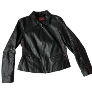 Jacka äkta läder - Jacka i äkta läder med röda detaljer. Använd men inga anmärkningar på skicket. Står storlek 40 i men passar bra på mig som har 36. 🖤